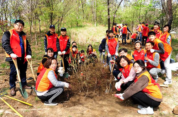 SK건설, 서울숲에 나무 심어 미세먼지 막는다! 첨부이미지